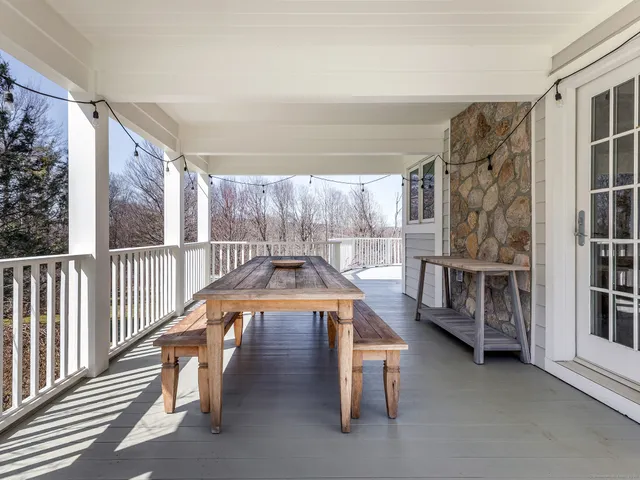a view of livingroom with furniture
