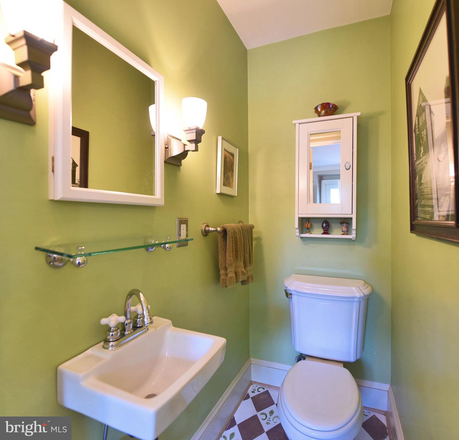806 Stoneleigh Road Baltimore, MD 21212 - Photo 16 of 29 First Floor Powder Room