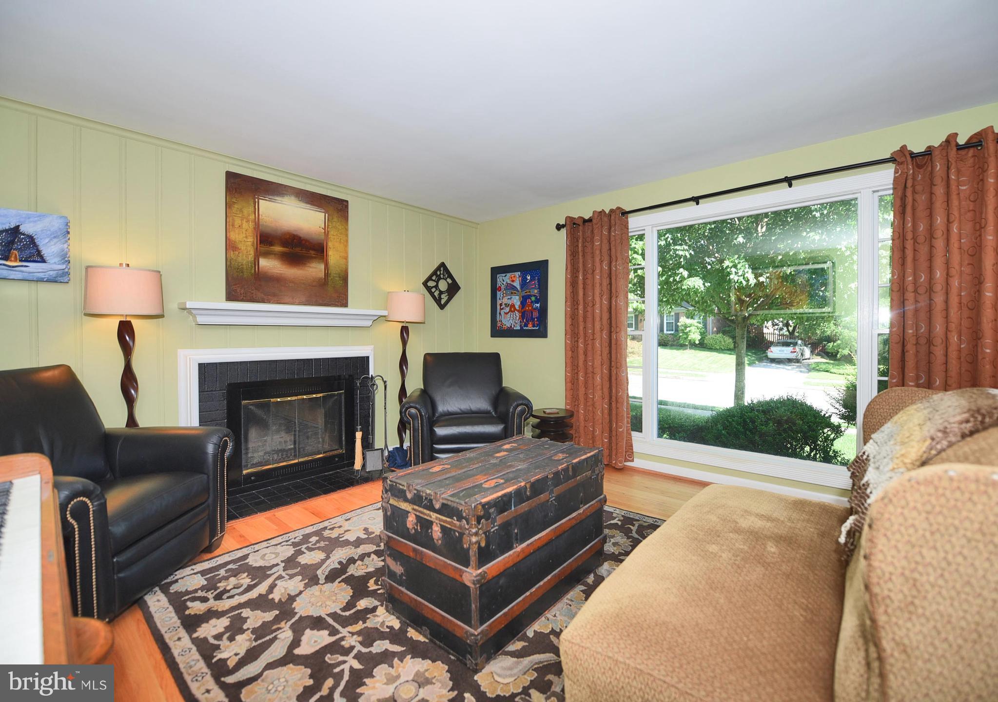 806 Stoneleigh Road Baltimore, MD 21212 - Photo 3 of 29 Living Room