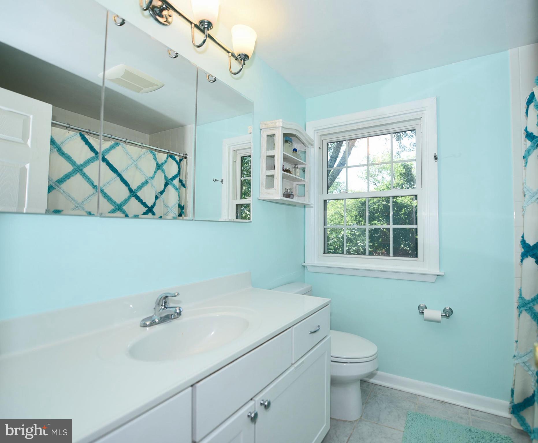 806 Stoneleigh Road Baltimore, MD 21212 - Photo 21 of 29 Second Floor Hall Bath