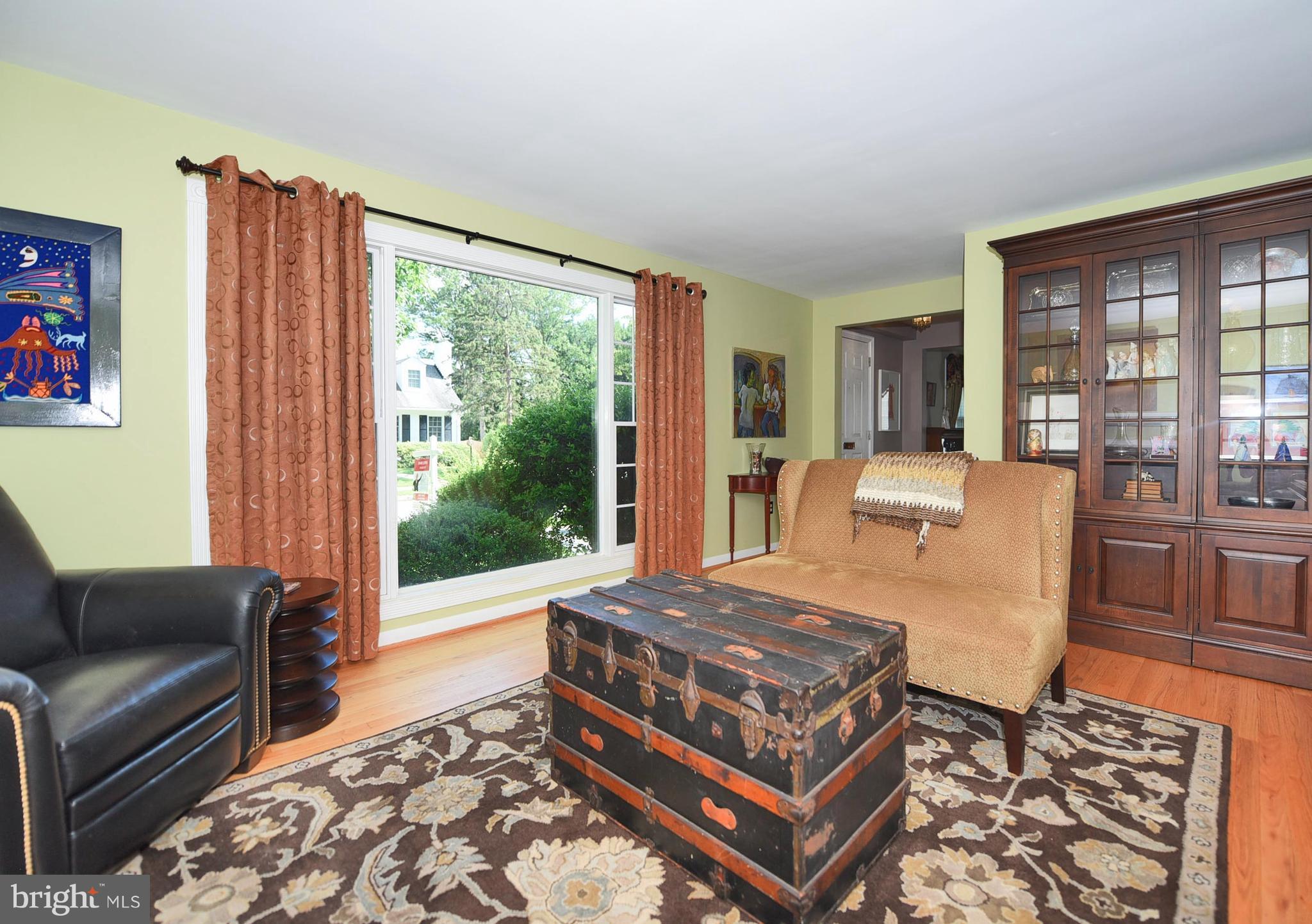 806 Stoneleigh Road Baltimore, MD 21212 - Photo 4 of 29 Living Room