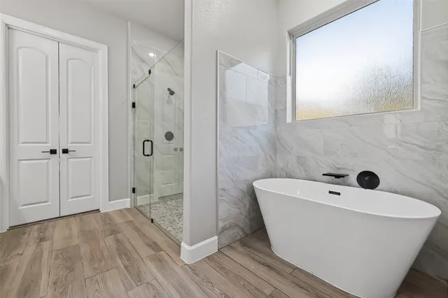 $699,000 | 350 Lakeland Circle, Rosharon, TX 77583