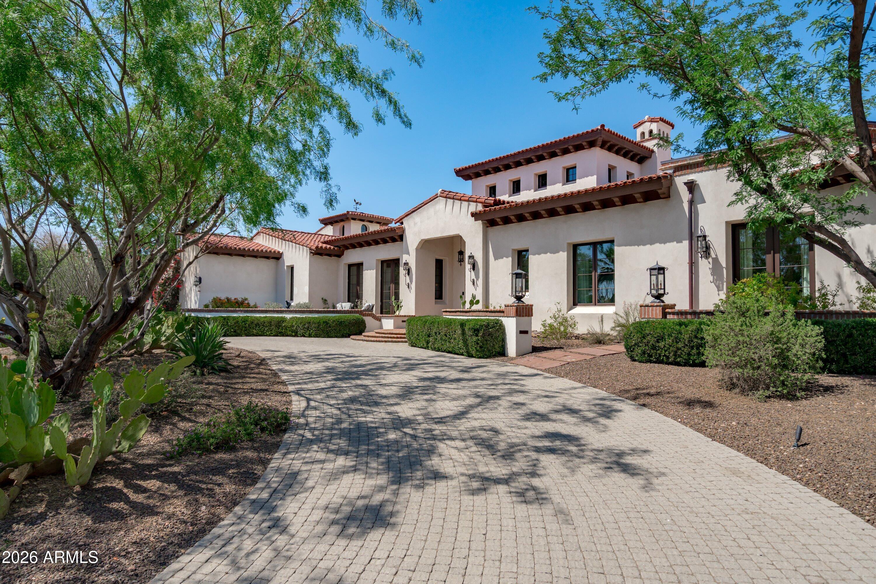 5434 East Camel Hill Road Phoenix, AZ 85018 - Photo 131 of 147 a front view of a house with a garden