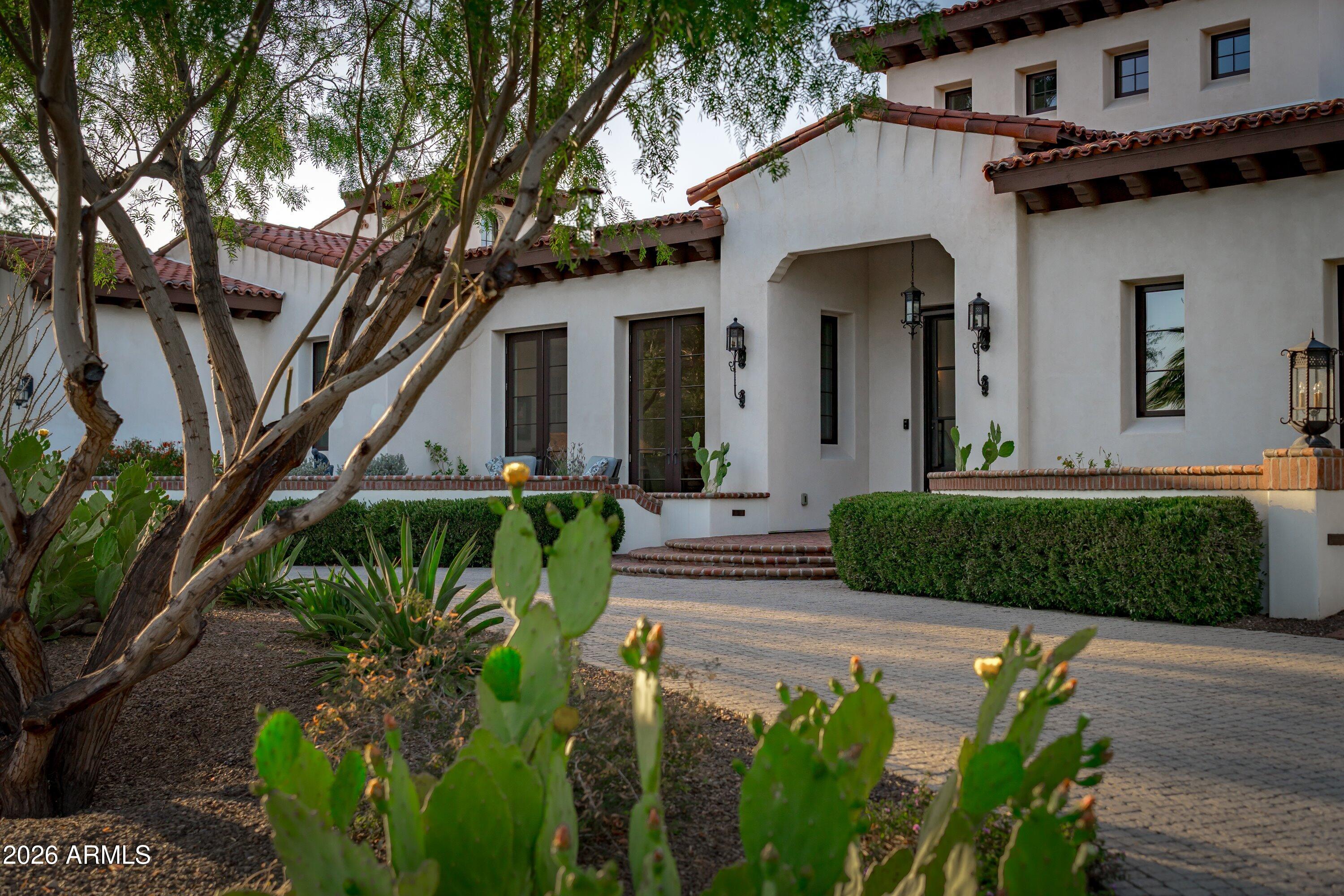5434 East Camel Hill Road Phoenix, AZ 85018 - Photo 134 of 147 a front view of a house with garden