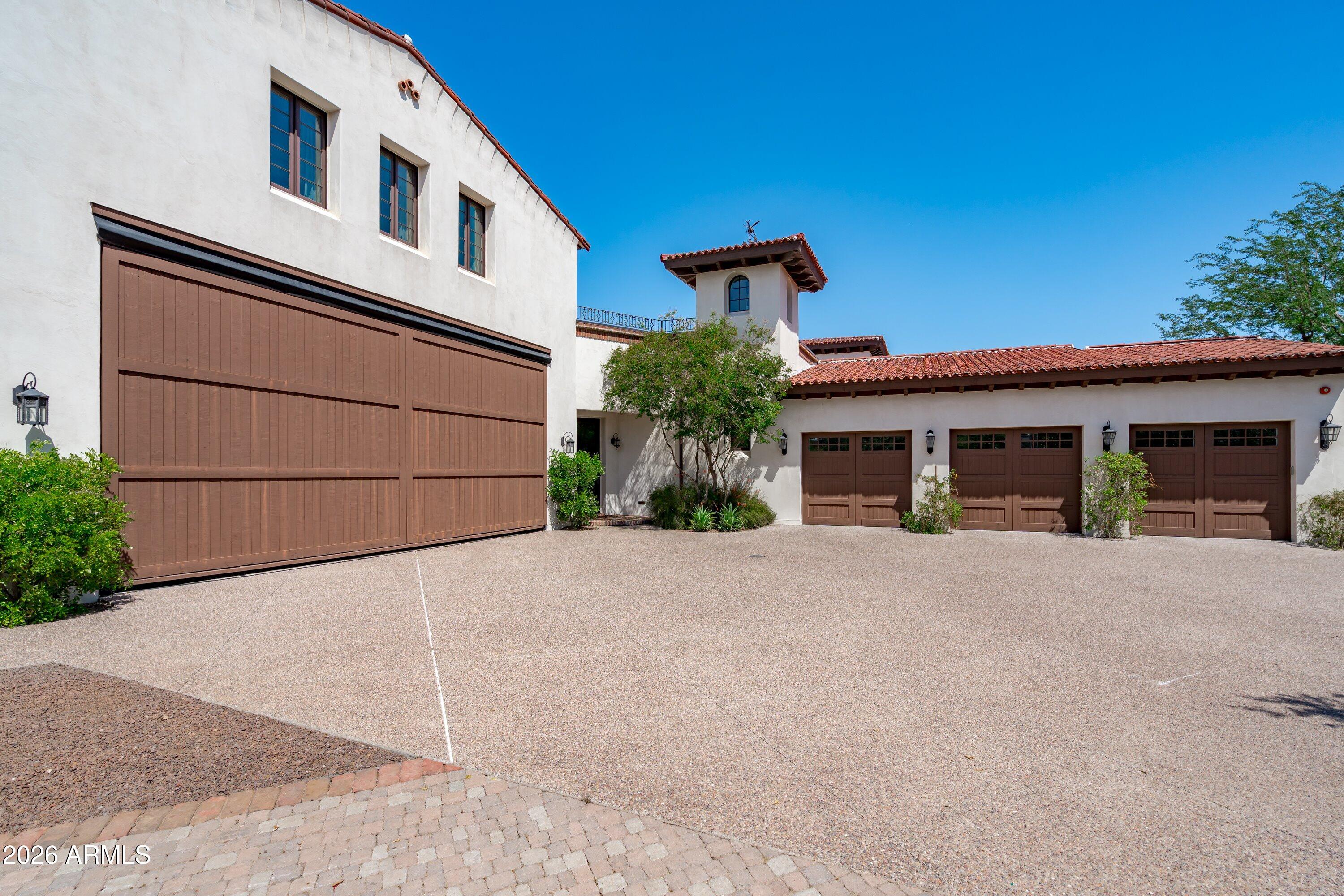 5434 East Camel Hill Road Phoenix, AZ 85018 - Photo 6 of 7 6-12 Car Garage Spaces