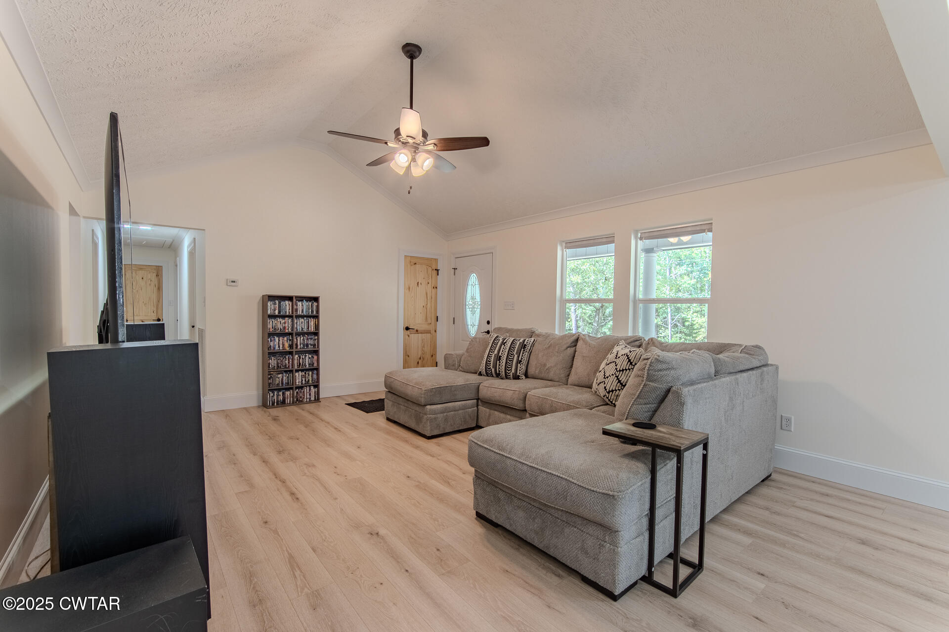 1000 Verles King Road Medon, TN 38356 - Photo 4 of 34 a living room with furniture and wooden floor