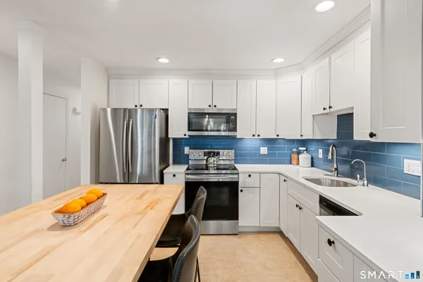 $379,000 | 28 Eagle Rock Hill, Unit 28, Bethel, CT 06801