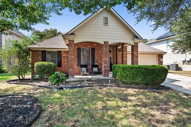 a view of a house with backyard and garden