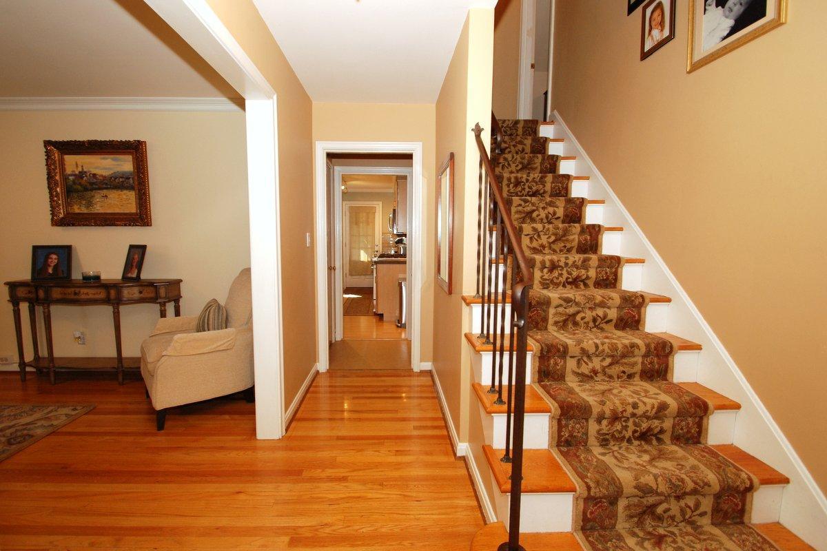 1553 Barrington Road Columbus, OH 43221 - Photo 3 of 37