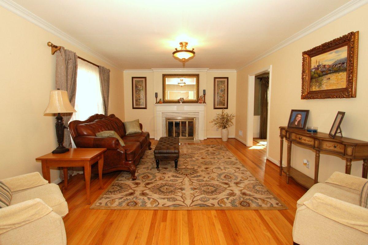 1553 Barrington Road Columbus, OH 43221 - Photo 4 of 37