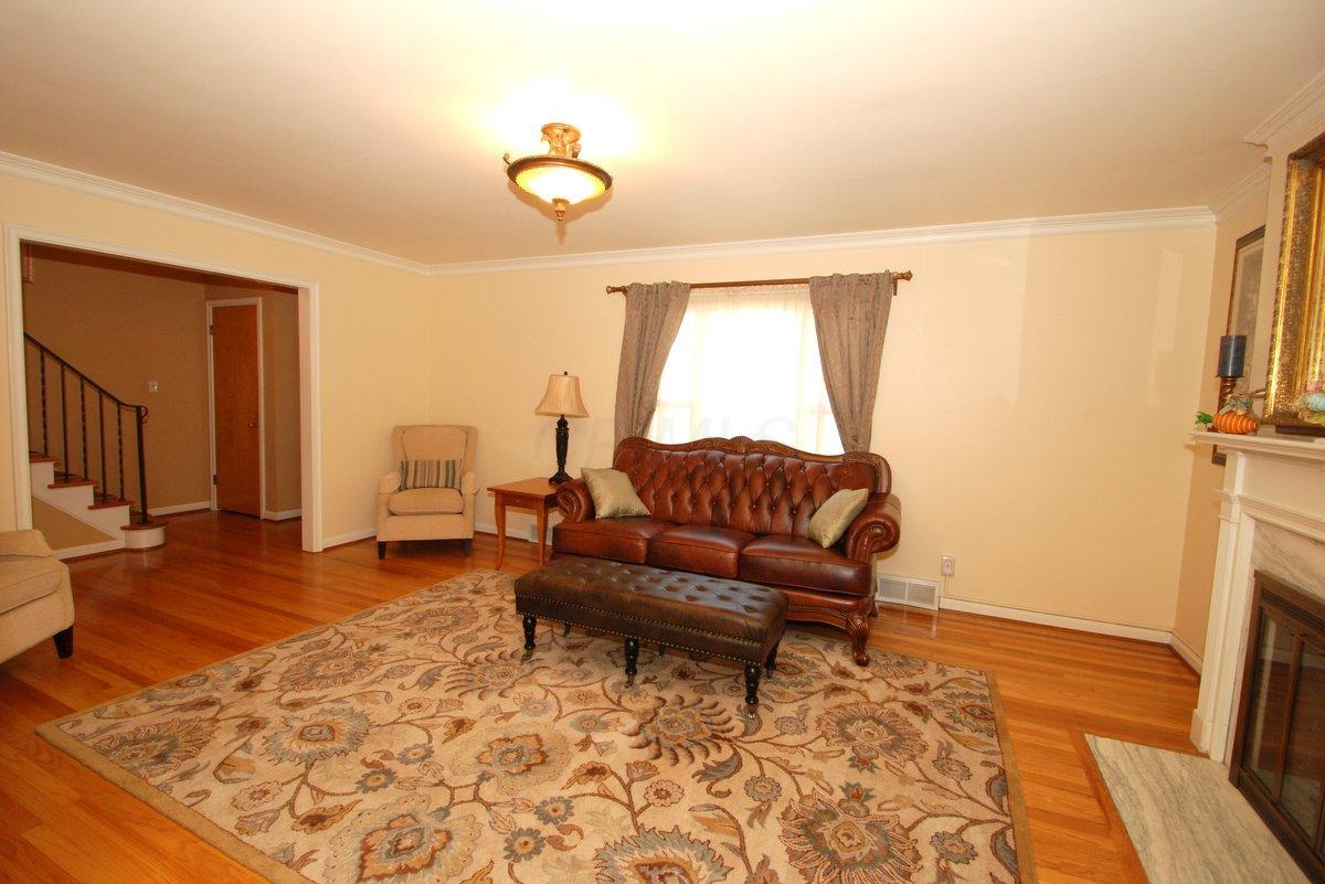1553 Barrington Road Columbus, OH 43221 - Photo 6 of 37