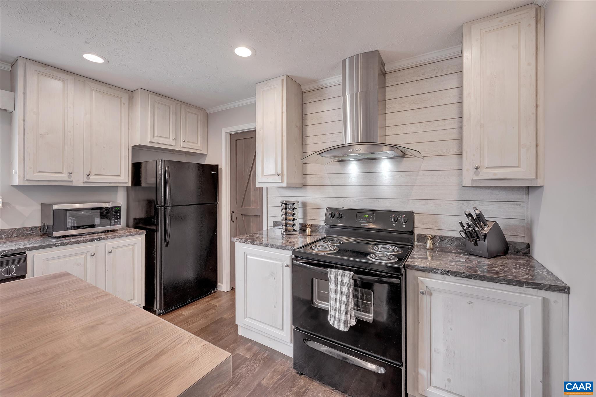 4491 Amicus Road Ruckersville, VA 22968 - Photo 7 of 37 a kitchen with a stove and a refrigerator