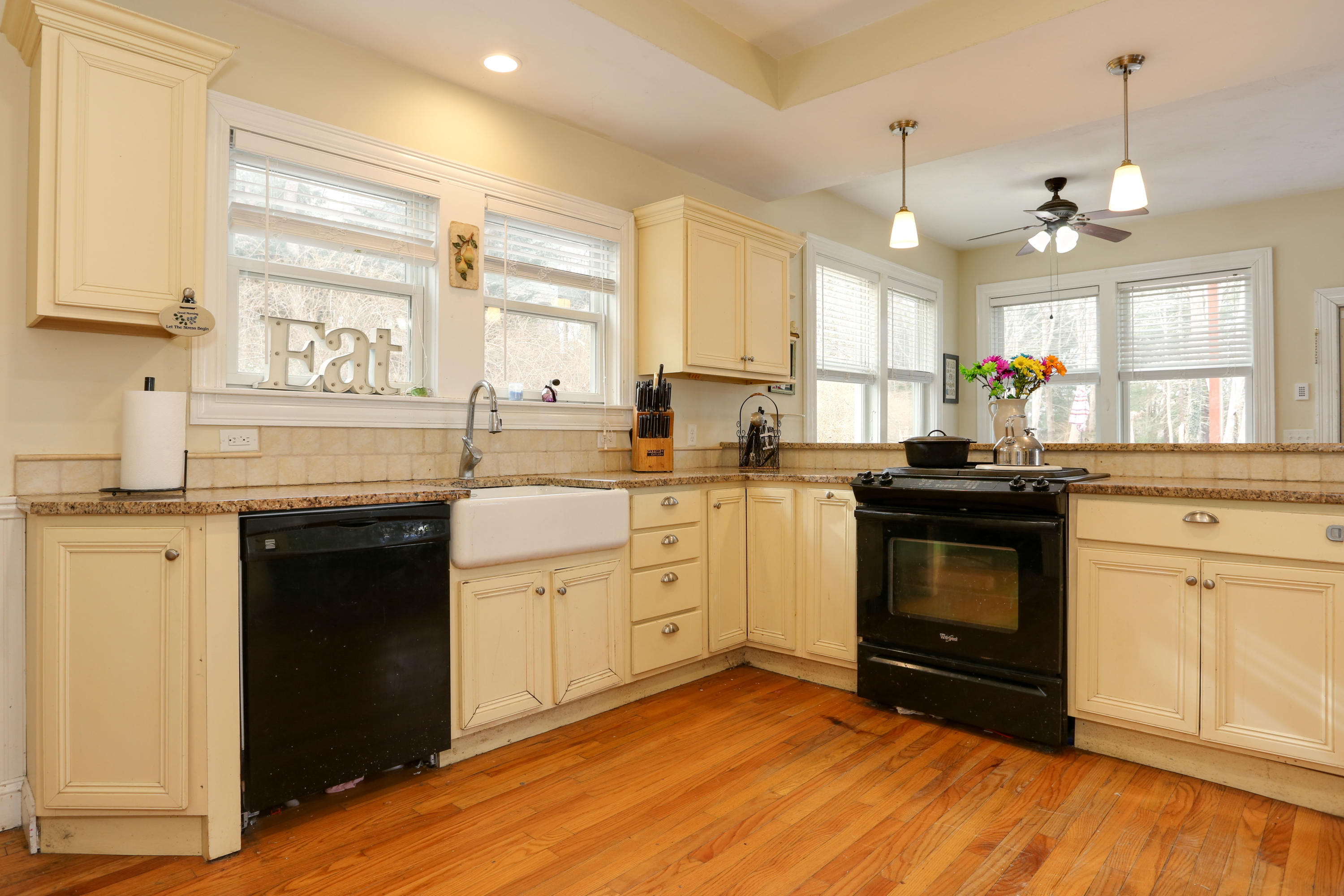 388 County Road Monument Beach, MA 02532 - Photo 3 of 23 388CouLR-3