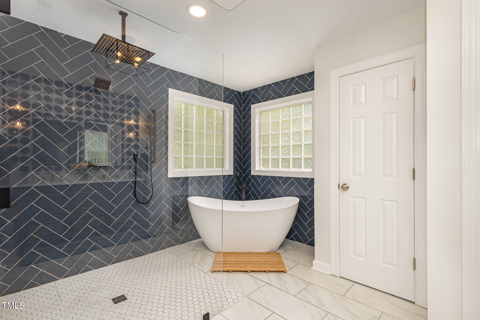10534 Evergreen Spring Place Raleigh, NC 27614 - Photo 16 of 30 a bathroom with a sink and a bathtub