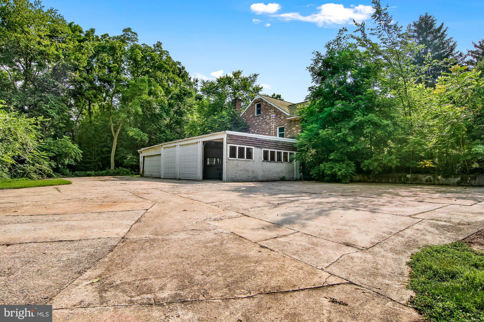 611 Campus Road Elizabethtown, PA 17022 - Photo 2 of 17 Driveway and Gargae
