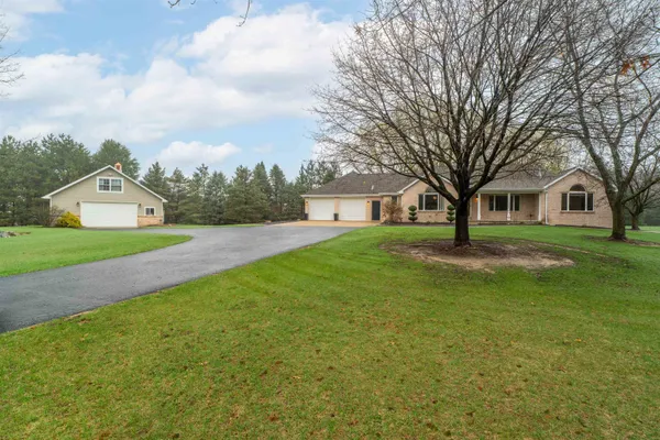 $599,900 | E8958 Broken Branch Lane, New London, WI 54961