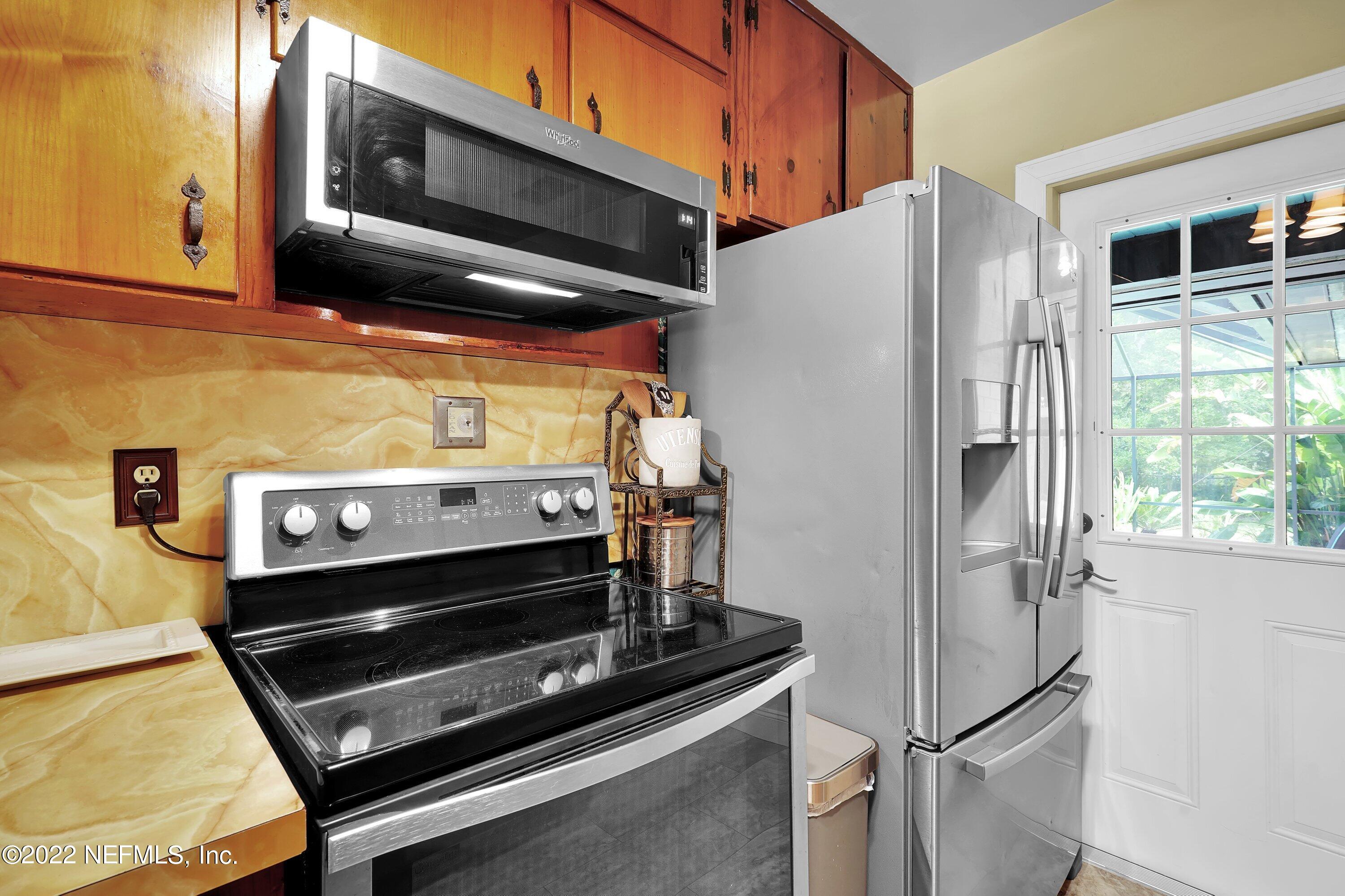 5329 Stanford Road Jacksonville, FL 32207 - Photo 19 of 28 a stove top oven sitting inside of a kitchen