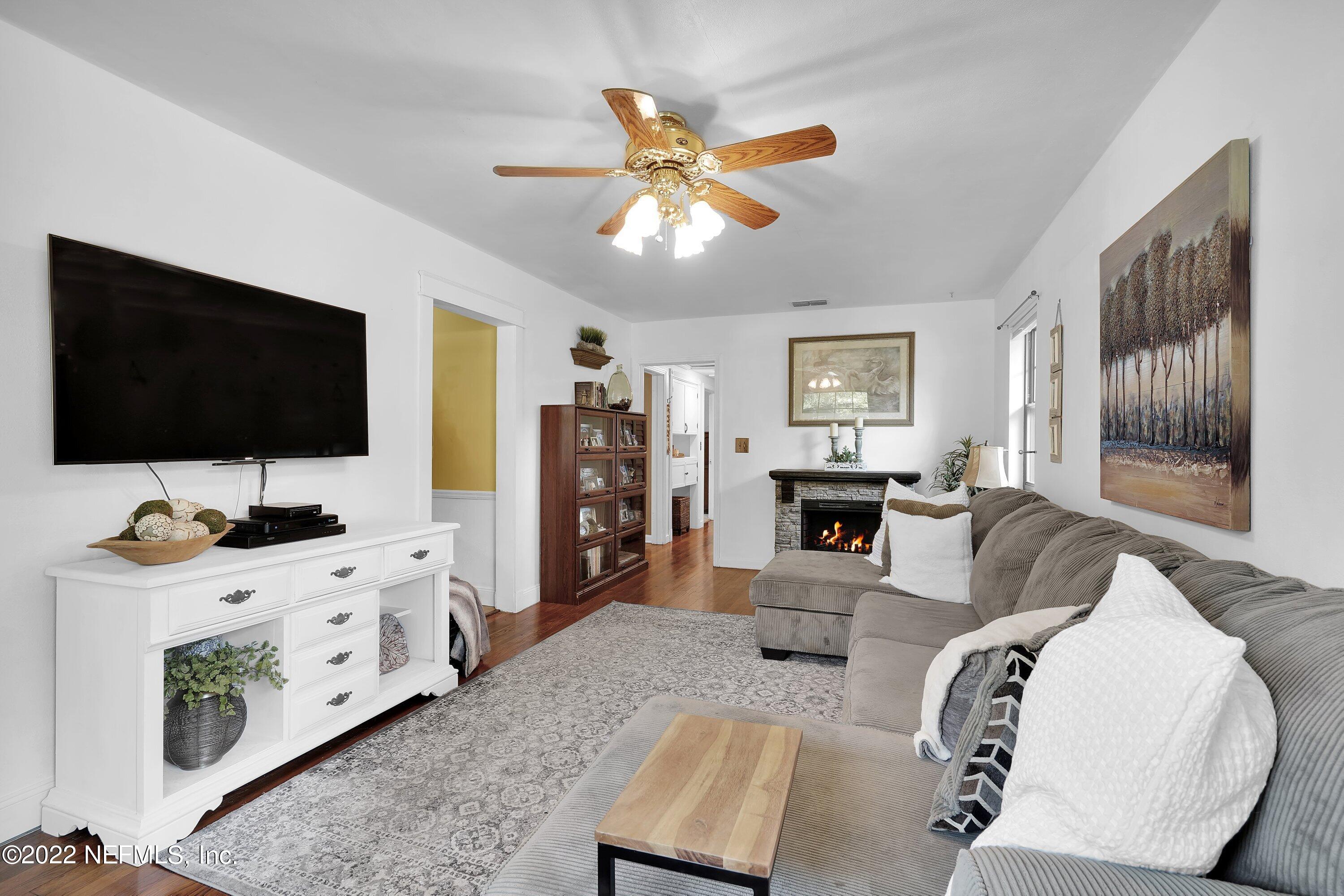 5329 Stanford Road Jacksonville, FL 32207 - Photo 8 of 28 a living room with furniture and a flat screen tv