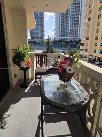 $2,900 | 1817 South Ocean Drive, Unit 325, Hallandale Beach, FL 33009