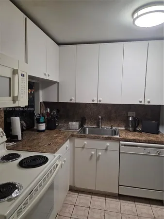 $2,900 | 1817 South Ocean Drive, Unit 325, Hallandale Beach, FL 33009