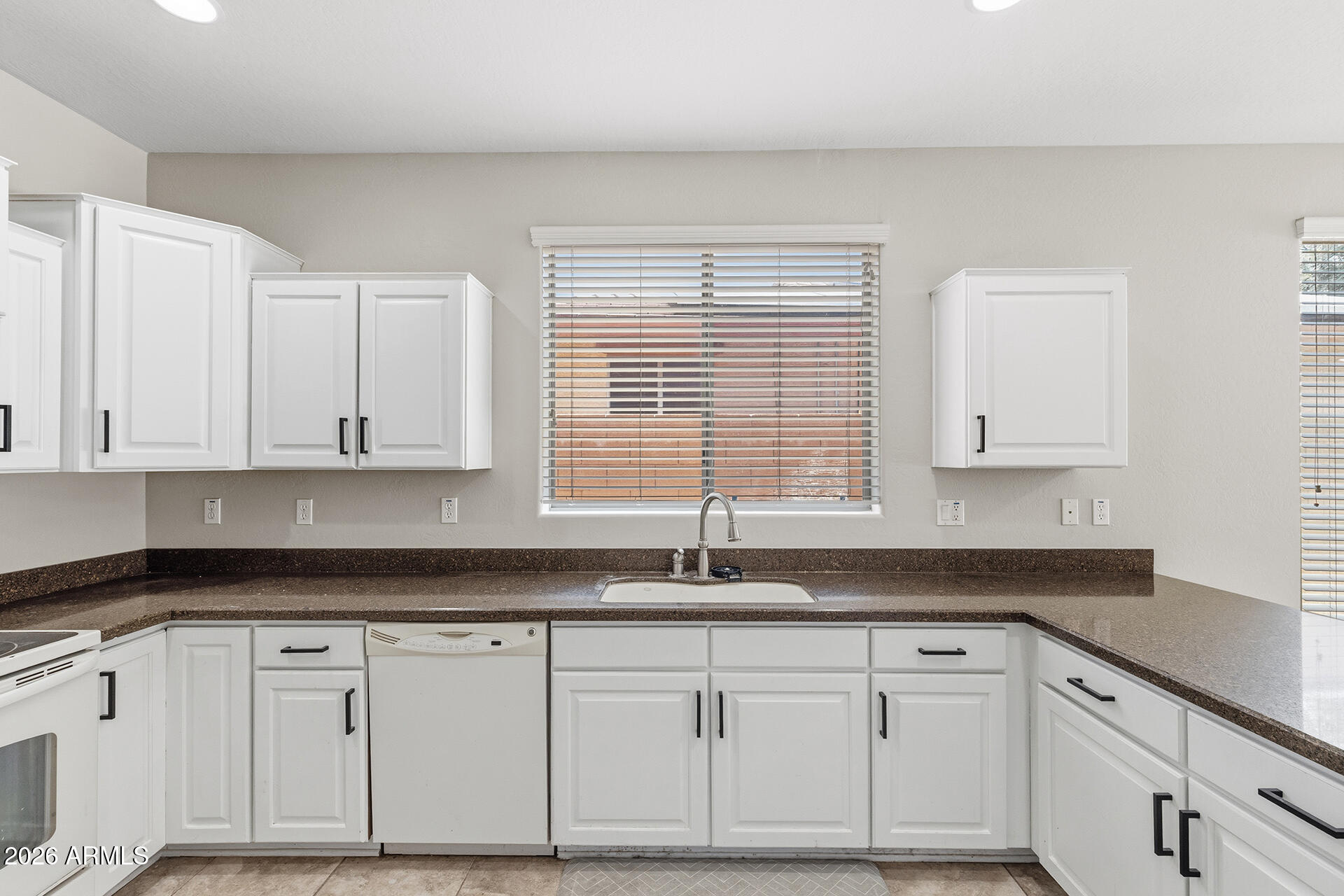 2319 West Beverly Rd. Phoenix, AZ 85041 - Photo 9 of 28