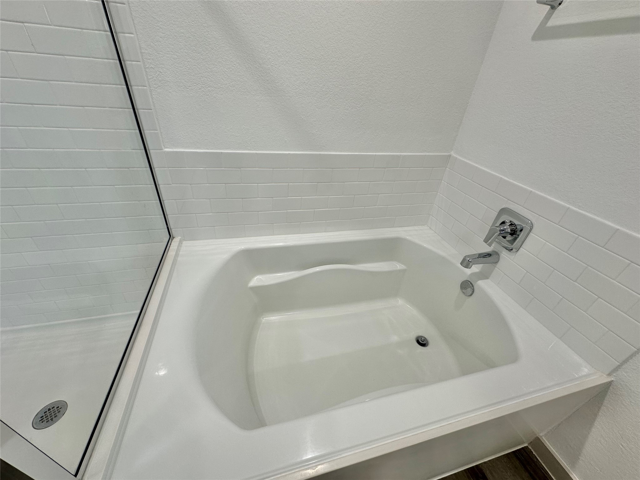 1107 Curly Angora Court Rosharon, TX 77583 - Photo 35 of 42 a bathroom with a tub