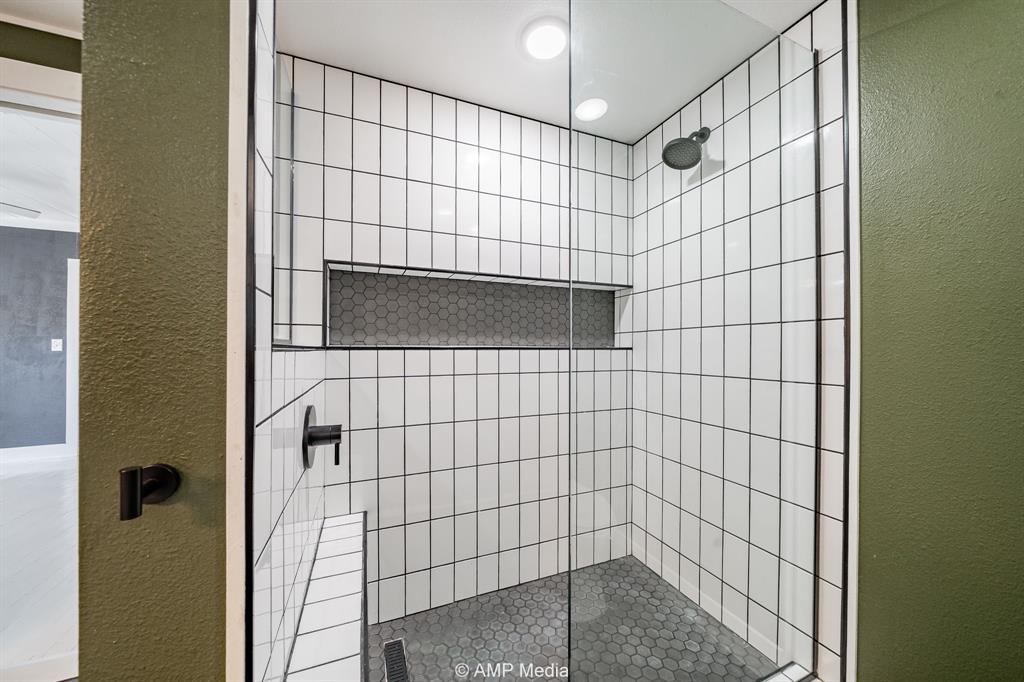 1002 Maple Street Stamford, TX 79553 - Photo 22 of 40 a bathroom with a shower
