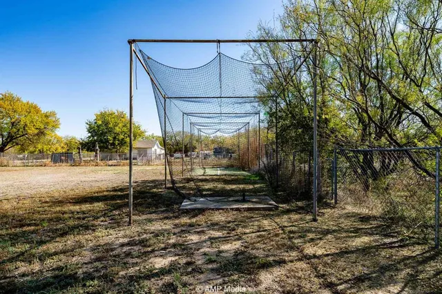 a view of a back yard