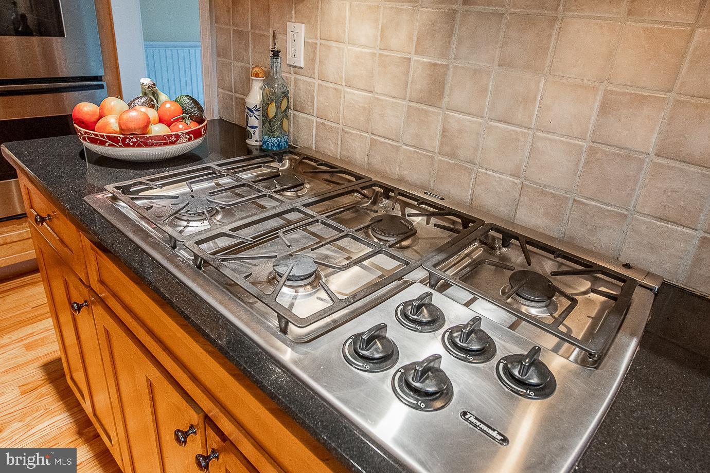 125 South Valley Road Paoli, PA 19301 - Photo 19 of 78 5 burner gas cooktop.