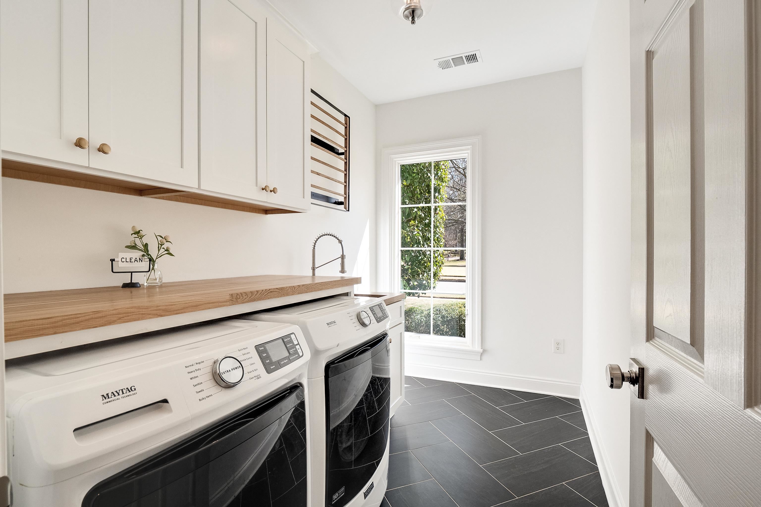 1870 Lonhill Drive Collierville, TN 38017 - Photo 16 of 34 a kitchen with a stove and a sink