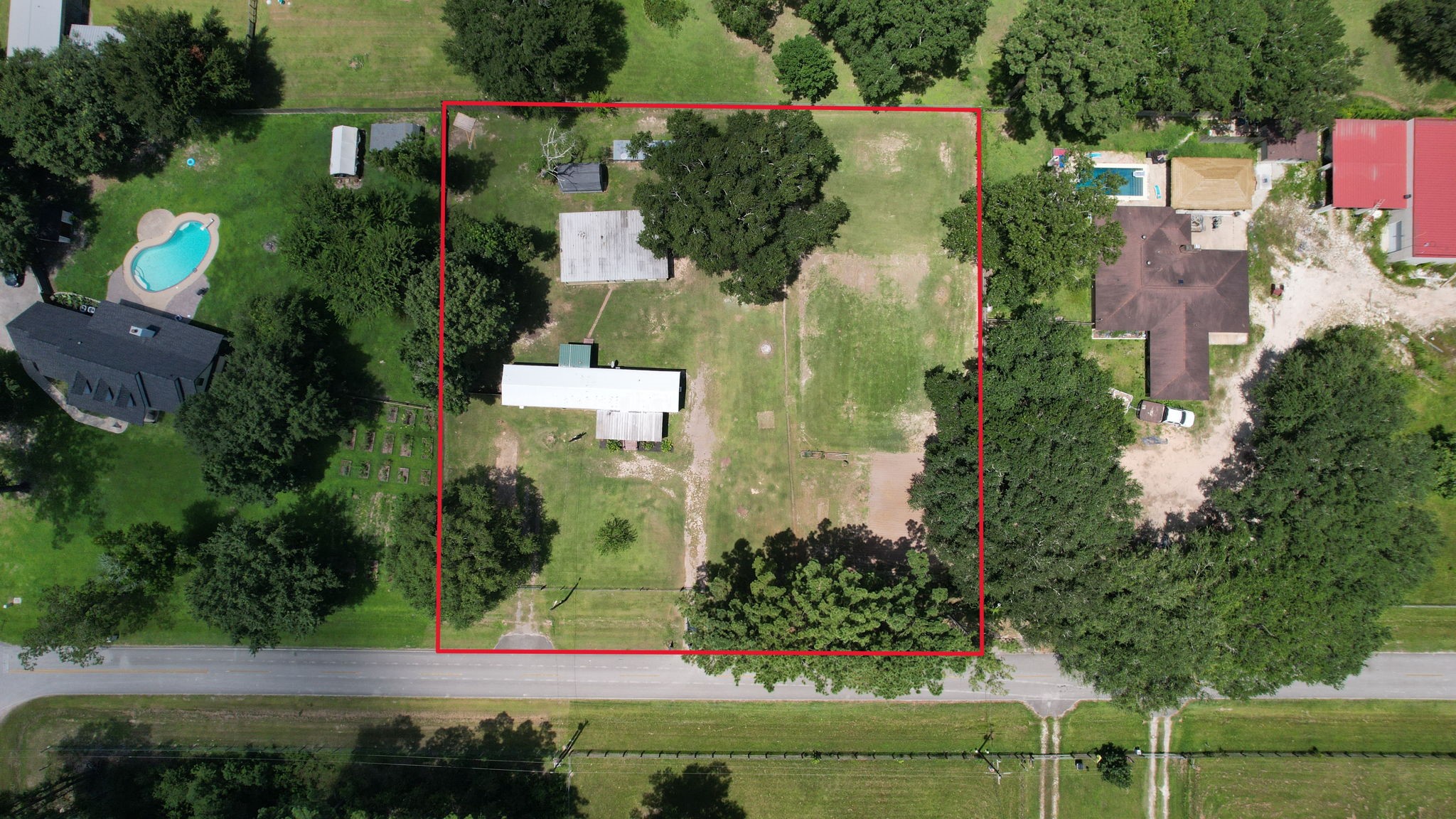 30 East Old Field Road Huffman, TX 77336 - Photo 30 of 31 A bird's-eye view captures the generous homesite and impressive outdoor space that make this property ideal for a small homestead. All depicted property lines, boundaries, and site overlays are visual approximations and should not be used as a legal survey or for precise engineering measurements.