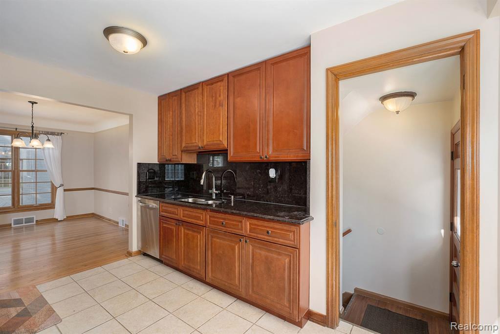 1946 Stanhope Street Grosse Pointe Woods, MI 48236 - Photo 9 of 31