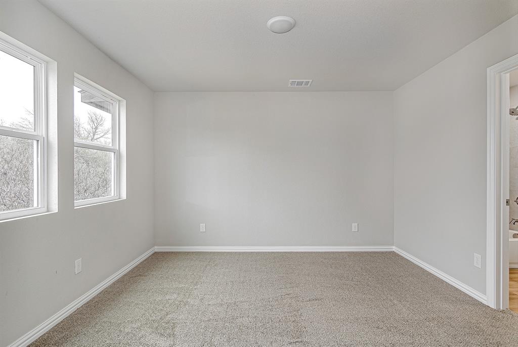 320 West Gambrell Street Fort Worth, TX 76115 - Photo 19 of 40 an empty room with a window