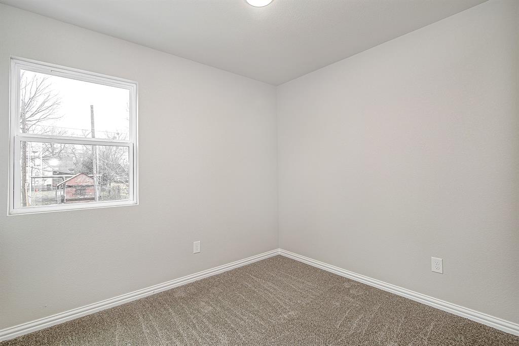 320 West Gambrell Street Fort Worth, TX 76115 - Photo 27 of 40 an empty room with a window