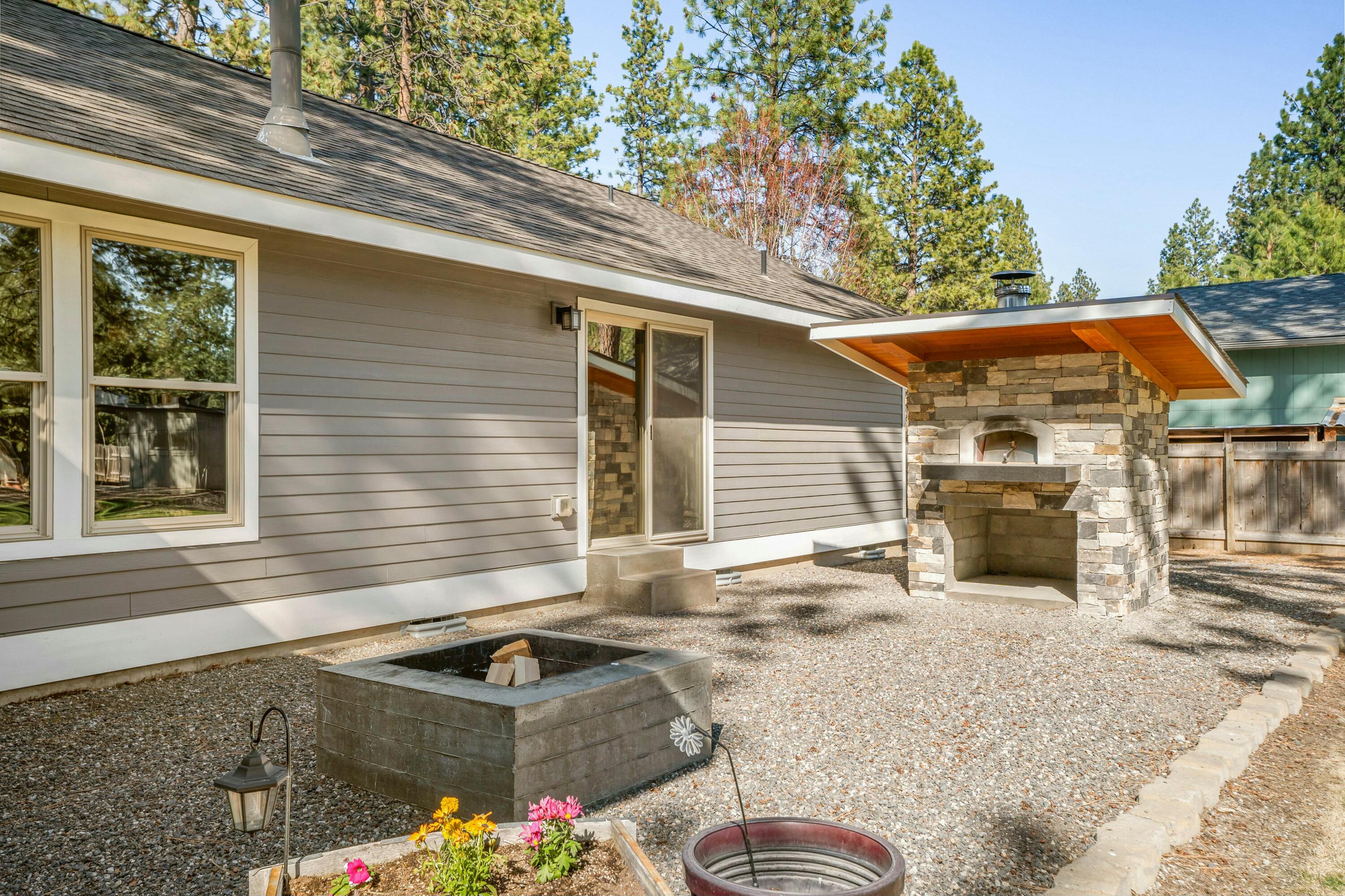 19321 Apache Road Bend, OR 97702 - Photo 23 of 44 Fitpit and pizza oven