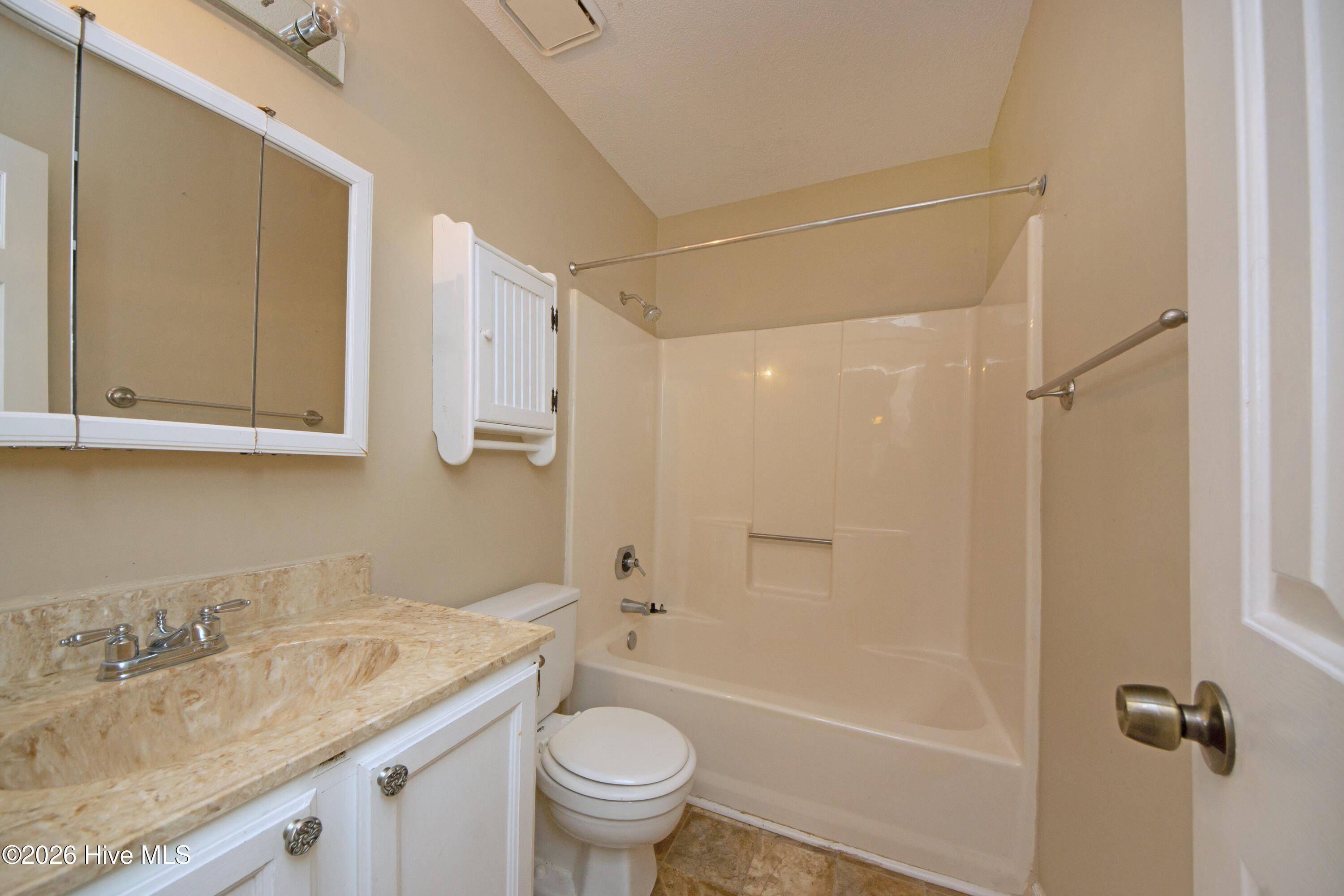 186 Raintree Circle Jacksonville, NC 28540 - Photo 14 of 30 Bathroom 2