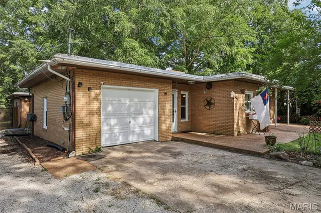 $187,500 | 14 Dell Avenue, East Alton, IL 62024