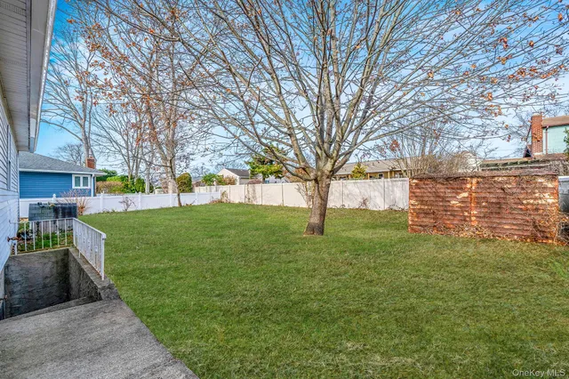 a view of a yard with a house