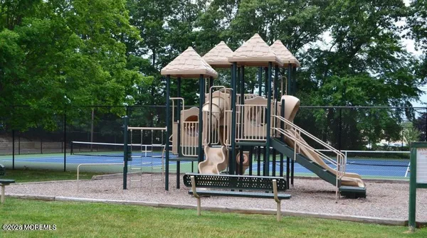 $450,000 | 258 Grassmere Court, Aberdeen, NJ 07747