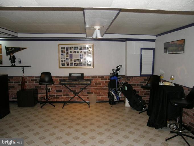 6221 Commons Road Rosedale, MD 21237 - Photo 17 of 27 a living room with furniture