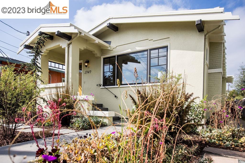 2740 Mathews Street Berkeley, CA 94702 - Photo 1 of 1 a front view of a house