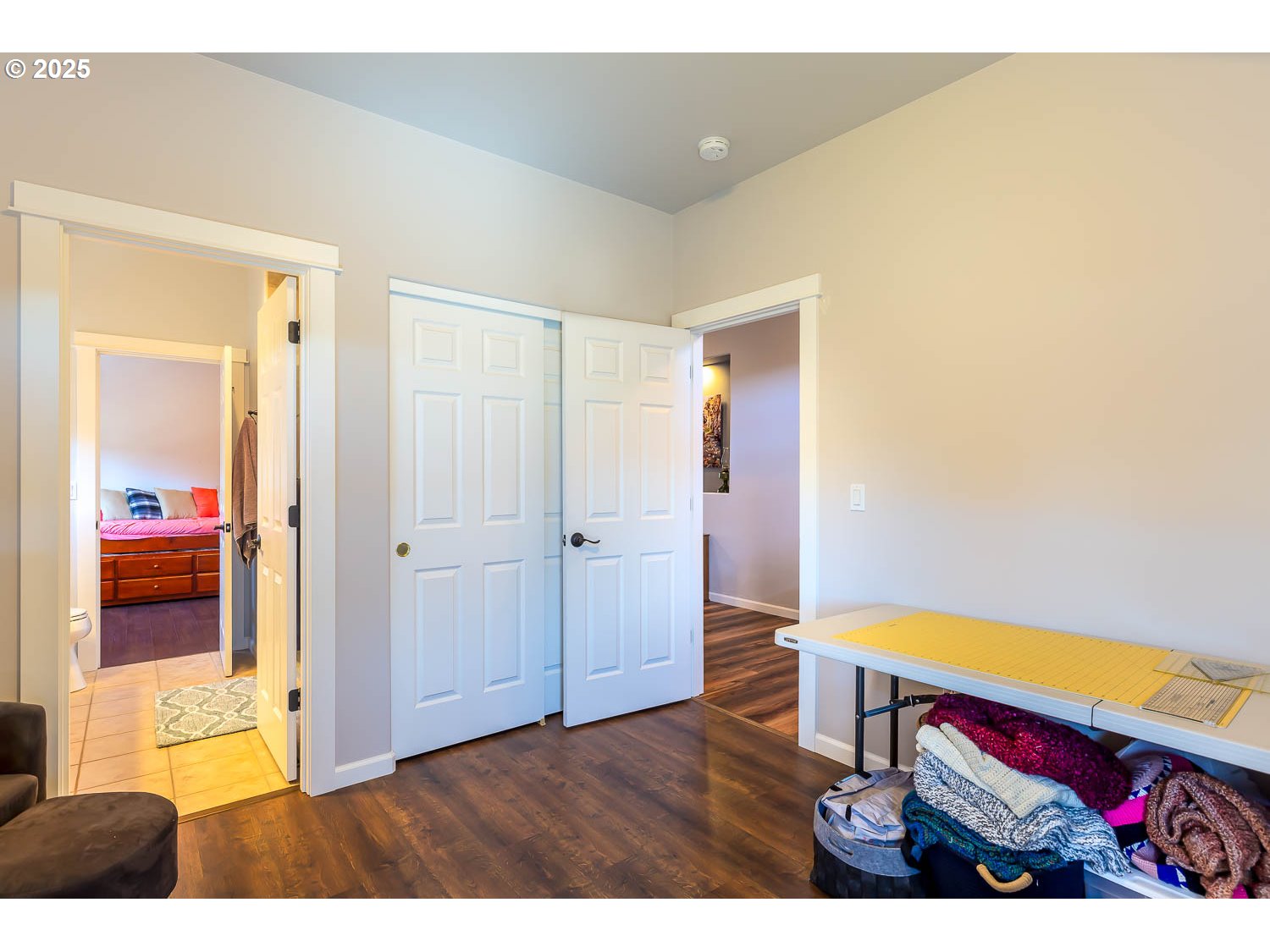 8413 Forest Ridge Loop Redmond, OR 97756 - Photo 22 of 40 a view of a living room