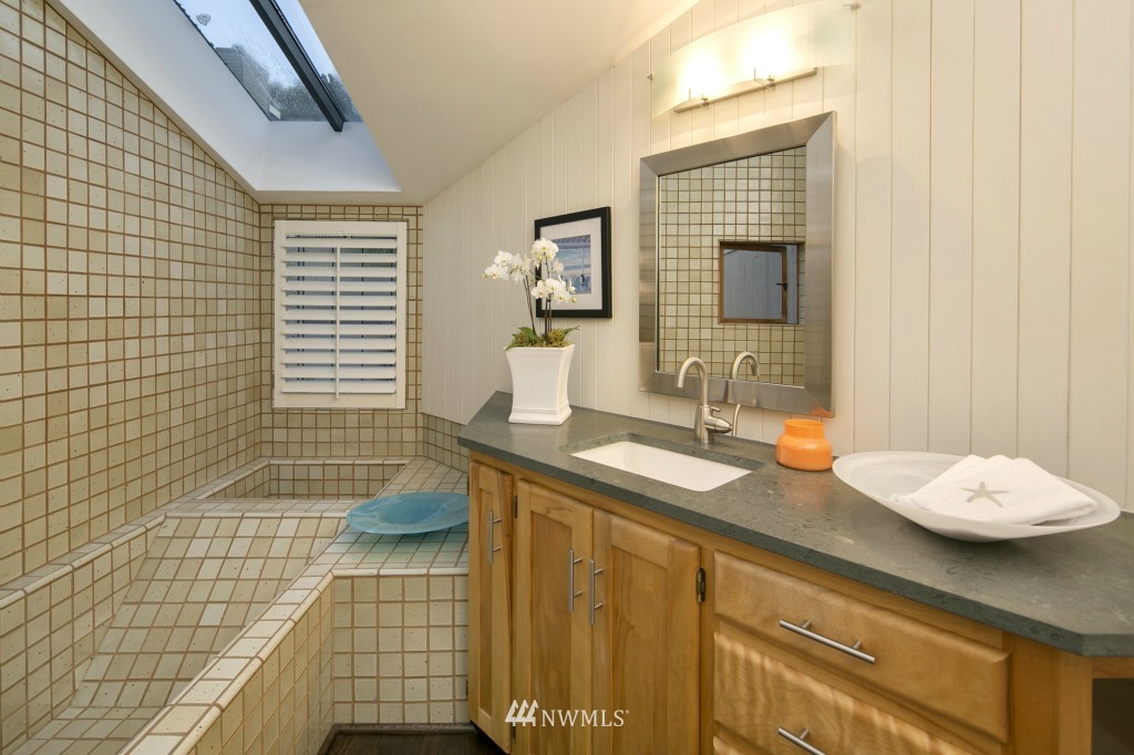 8746 Sand Point Way Northeast Seattle, WA 98115 - Photo 16 of 25 Gallery Image 16