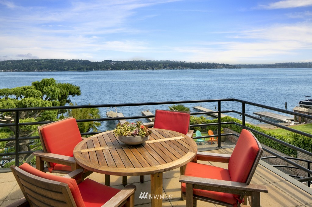 8746 Sand Point Way Northeast Seattle, WA 98115 - Photo 7 of 25 Gallery Image 7