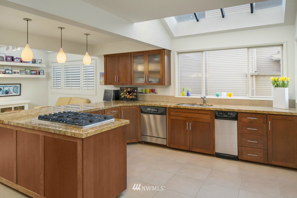 8746 Sand Point Way Northeast Seattle, WA 98115 - Photo 9 of 25 Gallery Image 9