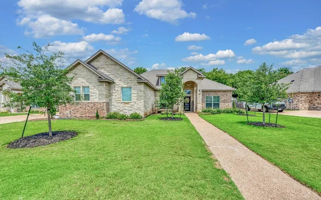 $439,500 | 813 Day Star Drive, Hewitt, TX 76643