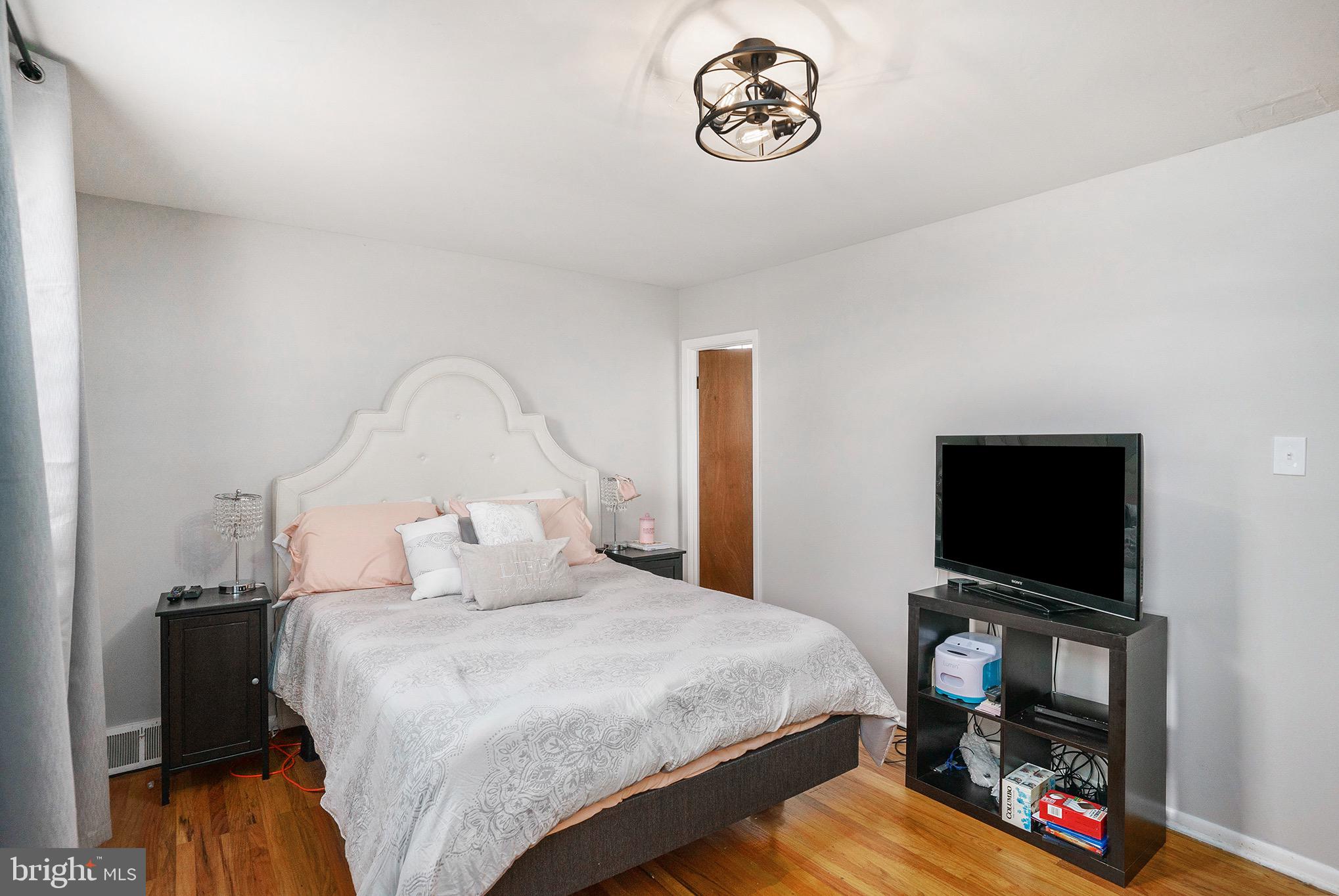 630 Renz Street Philadelphia, PA 19128 - Photo 17 of 26 Main bedroom with full bath