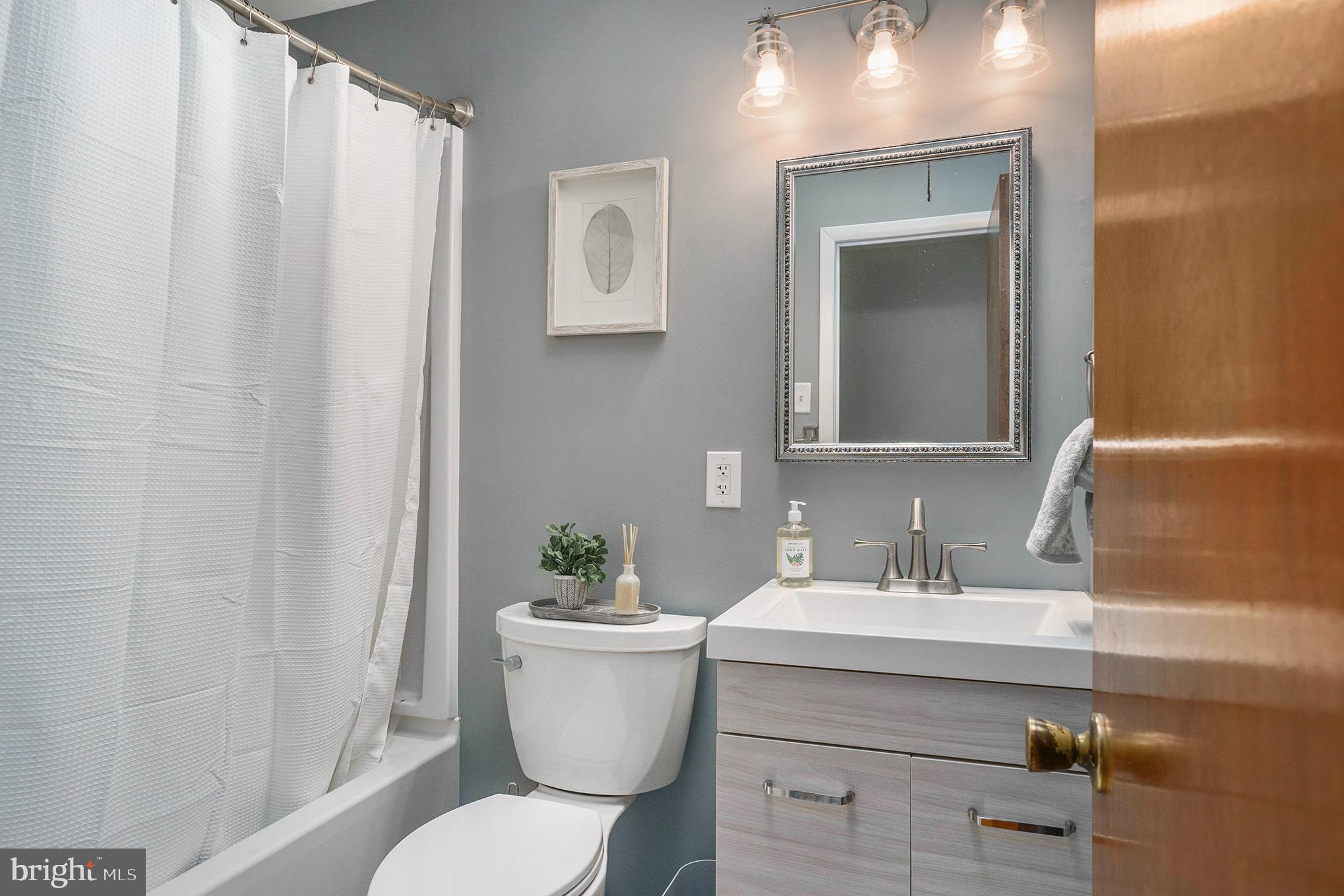 630 Renz Street Philadelphia, PA 19128 - Photo 20 of 26 Full bath