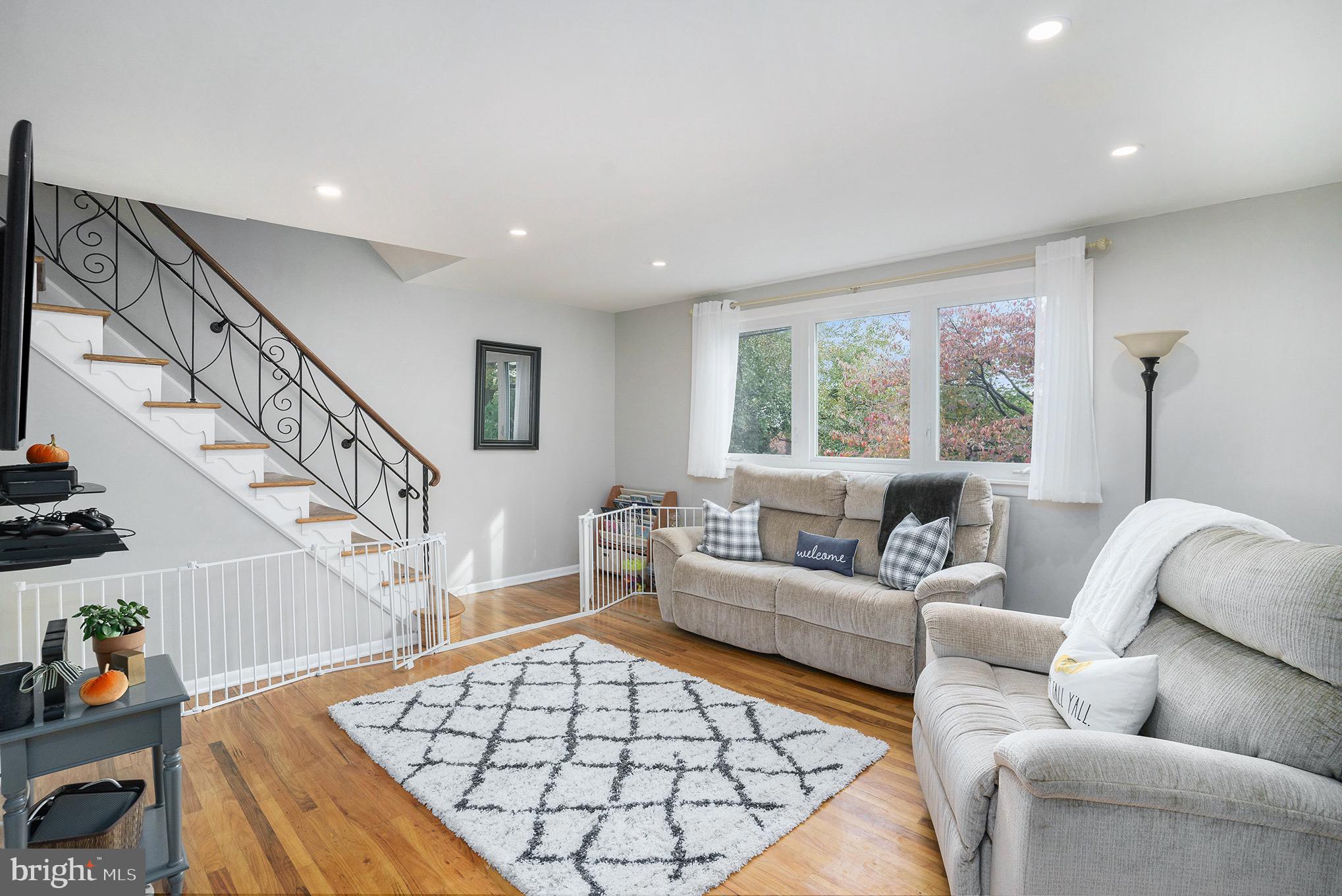 630 Renz Street Philadelphia, PA 19128 - Photo 5 of 26 Living room