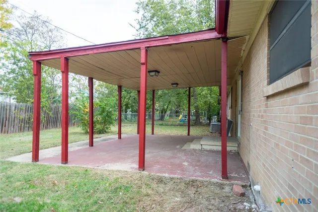 a view of a house with backyard and porch